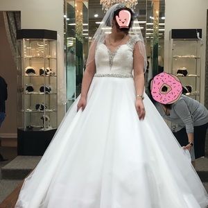 Brand New Wedding Dress Tiara And Vail